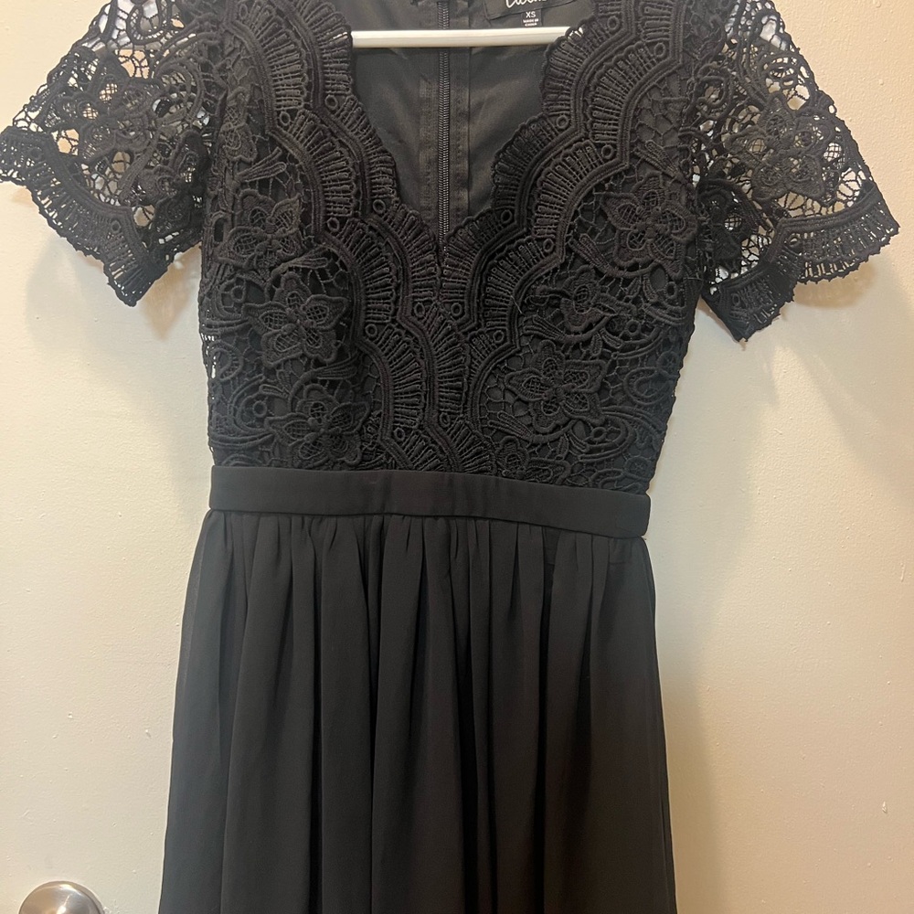 Lulu's Black Lace Midi Dress
